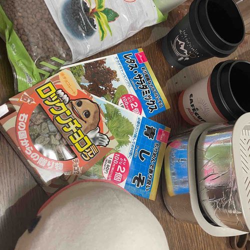 ゆのとダイソーに行ったらゆのが勝手に買い物かごに農園増やすグッズを入れてたよ！！！！
コーヒーカップのはち、かわいいけどさぁ！そうじゃなくて！！！増やさないの！！！ってお話してたら店員さんに笑われちゃったよ…
しかたないから、べるさん自分で甘いお菓子が育つすてきな石を見つけたから買ってもらったの！チョコって書いてあるのはチョコが育つ石だからだよってゆのが言ってたの！！
ぼんじりのごはん植えるといいよってゆのもさめこおねぇちゃんも言ってたからまいてみたの。明日から観察楽しみなんだー！