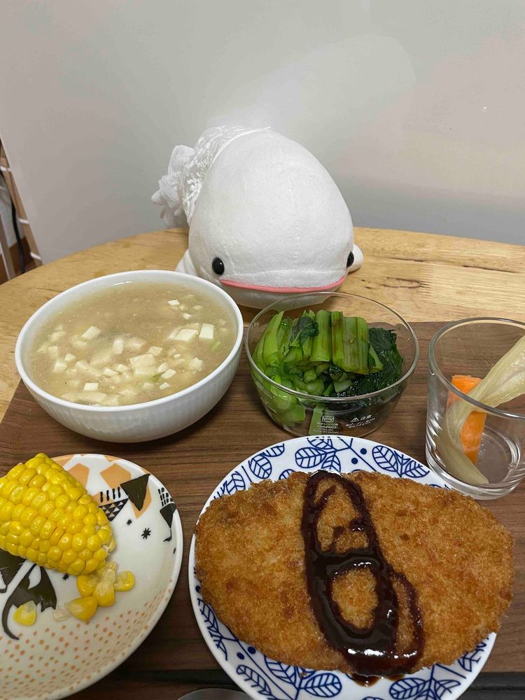 おかーさまたちがお墓参りで水戸ってとこに行ってきたからってお土産くれたの！
こっちのとうもろこっこしとプラムとメレンゲクッキーとそぼろ納豆と揚げ物みたいな匂いするやつはべるさんの！！！！
よるごはんに揚げ物食べようねってゆのに言われてワクワクしてたんだけど、思ったよりすごく大きいの！！
なにこれ、べるさんのひとくちで入らないよ！
中はコロッケだったよ。美味しかったの！
