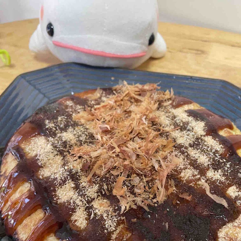 みんないつもありがとうなの！べるさんの累計いいねが20,000件を超えたよ！！
たくさんのふわもこにべるさんのこと見てもらえててべるさん嬉しいの。これからもよろしくね！
べるさんさぁ、今日ゆのにお祝いだよって言われたからわくわくしてたのにさぁ、さすがにお好み焼きはないと思うんだよねぇ…
お好み焼き美味しいけどさ！お祝いとかの食べ物じゃないと思うの！！！
ゆのが「いつもよりお肉30パーセント増量」って言ってたけどそんなに入ってないし… うそなの！！！