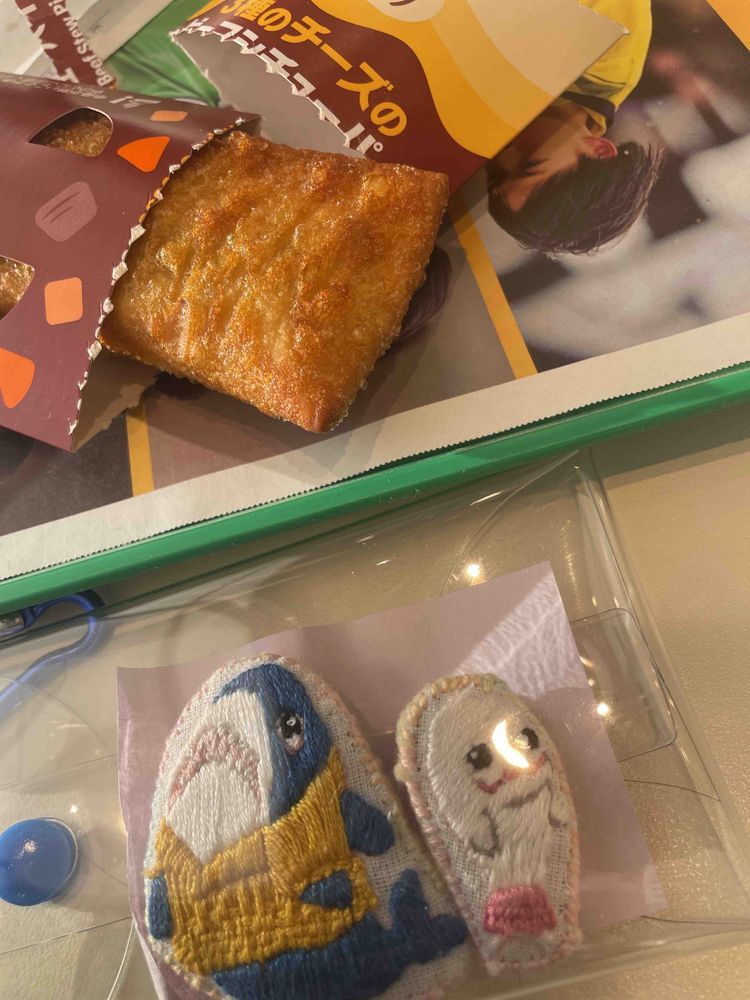 べるさん分身の術して、イケメン先生を探しにゆのの病院について行こうとしたの！
なのに気がついたら見たことあるテーブルだったの！！
あ！ぐらころ！！！！びーふしちゅーぱい！！！！
それべるさんのだよね？？
ゆのにはポテト1本あげるね！
さめこおねぇちゃんはグラコロ半分は食べたいって！