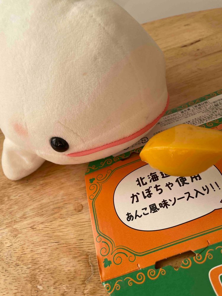 べるさんね、ロピタのほっぺかぼちゃあじ食べようとしたら、べてぃくんがやってきて「これは同じ色だから食べる権利あると思うの」っていうの
べてぃくん、1番年上だからべるさんあんまり逆らわないことにしてるんだけど、べてぃくんがスプーンですくってべるさんにあーんってしてくれたあとね、べてぃくんがほっぺにお顔つっこんで食べててべるさんびっくりしたよ！！！！
まって！！べるさんのなの！！って言っても聞いてくれないの。
半分くらい食べてべてぃくんは満足したみたいで帰っていったんだけど、べるさんのほっぺなのに…
だからべるさん、ゆのに文句言っておいたよ！！！