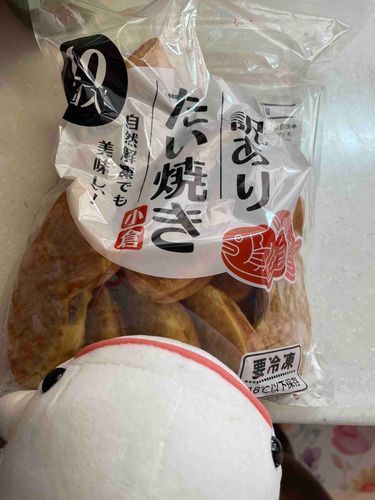 さめこおねぇちゃんだけ湯たんぽ貰ってずるいからゆのがスーパー行く時にべるさんついて行って、ぴーしゃんが食べてた大福探したんだけど近くのスーパーには売ってなかったの…
だからべるさん訳ありたい焼き買ってもらったの！！！
背中とかお腹からあんこがはみ出てたりするから訳ありみたい
でねー、べるさんのたいやきなのにさ、ゆののやつ、ゆのがお茶取りに行ってる間にたべたら怒るんだよ！
べるさんのだから問題ないのにさ！！
