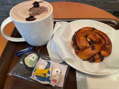 べるさんスタバきたの！！！
チョコ美味しい！！！

あれ？なんでぼんじり、変身してるの？
鳥さんはチョコ食べちゃだめなんだよ？え？変身してる間は食べれるから平気？？そうなの？？？