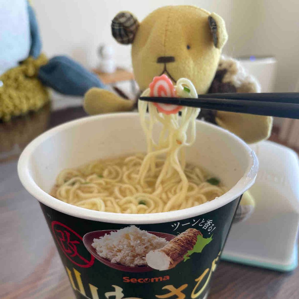 さめこお昼にゆのがセーコーマートで買ってきたカップラーメン食べようとしたらべてぃくんが「僕も食べる！！」ってやって来たよ
べるさんは「えー、辛いの食べるの？じゃべるさんお昼バター飴とギョニソにしよ！」っていってバター飴開けてたよ
ゆのに怒られそうだけど大丈夫かな
べてぃくんはとっても満足そうに食べてたよ
さめこも満足なの！！