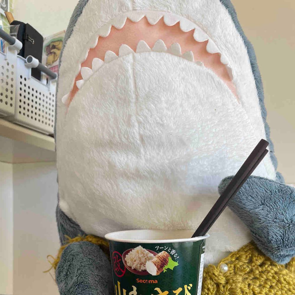 さめこお昼にゆのがセーコーマートで買ってきたカップラーメン食べようとしたらべてぃくんが「僕も食べる！！」ってやって来たよ
べるさんは「えー、辛いの食べるの？じゃべるさんお昼バター飴とギョニソにしよ！」っていってバター飴開けてたよ
ゆのに怒られそうだけど大丈夫かな
べてぃくんはとっても満足そうに食べてたよ
さめこも満足なの！！
