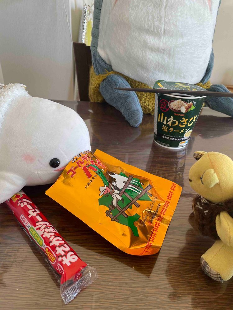 さめこお昼にゆのがセーコーマートで買ってきたカップラーメン食べようとしたらべてぃくんが「僕も食べる！！」ってやって来たよ
べるさんは「えー、辛いの食べるの？じゃべるさんお昼バター飴とギョニソにしよ！」っていってバター飴開けてたよ
ゆのに怒られそうだけど大丈夫かな
べてぃくんはとっても満足そうに食べてたよ
さめこも満足なの！！