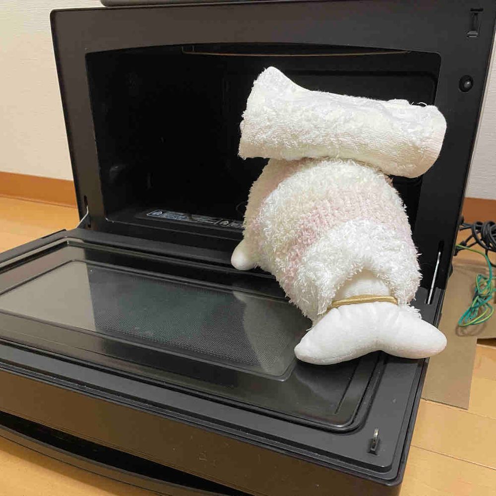 べるさんね、いいこと考えたんだー！
古いオーブンさんしばらく先まで粗大ゴミの予約とれなかったから、ここべるさんの秘密基地にするの！！！！
お気に入りのタオルもしいてゆのが今日焼いてたクッキー持ってきたよ！！！