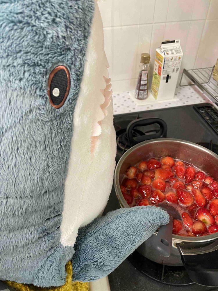 さめこだよ🦈

すいちゃんがいちごのお水で水浴びしたそうにしてたからおうちに入ってもらったり、べるさんが味見って言っていちごたくさん食べたりしてたけどさめこ寒いからホットカーペットから眺めてたのにお鍋かき回すの疲れたからってゆのにお鍋当番無理やりやらされたよ
まだできないかなぁ