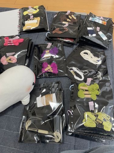 べるさんね、ゆのが刺繍糸を仕分けするのお手伝いしてたんだけど、途中でぼんじりがからまってるのほどいてあげる！ってやってゆのに怒られてたよ
なんかねぇ、逆にからまっちゃったんだってさ
べるさんはいいこだからちゃんと色別にわけるのちゃんとやったよ！
すごく時間かかっちゃってすごくべるさん疲れたよ