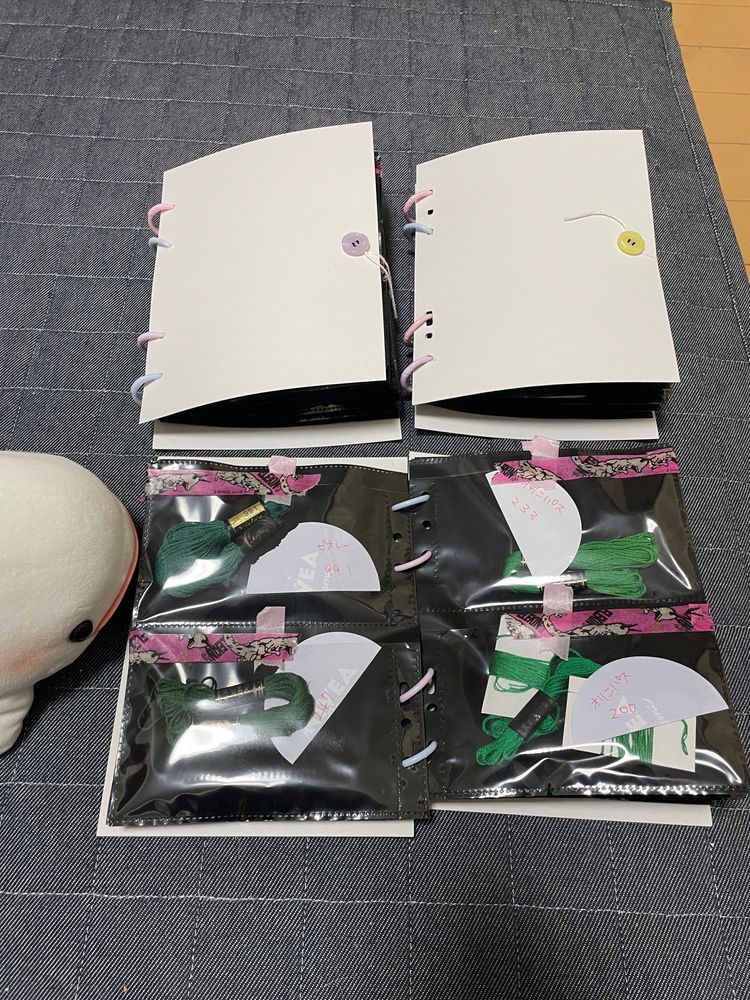 べるさんね、ゆのが刺繍糸を仕分けするのお手伝いしてたんだけど、途中でぼんじりがからまってるのほどいてあげる！ってやってゆのに怒られてたよ
なんかねぇ、逆にからまっちゃったんだってさ
べるさんはいいこだからちゃんと色別にわけるのちゃんとやったよ！
すごく時間かかっちゃってすごくべるさん疲れたよ