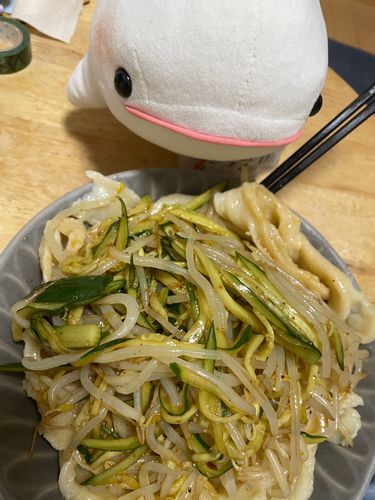 水伸ばし牛タン麺ってやつをゆのが作ってたよ
べるさん牛タンたべれると思ってたのに、ゆのに嘘つかれたの！！！！！！
麺のかたちが牛タンのかたちしてるから牛タン麺なんだってさ
ぬか喜びさせられたの！！！
お肉も入ってないしひどいの！！！
