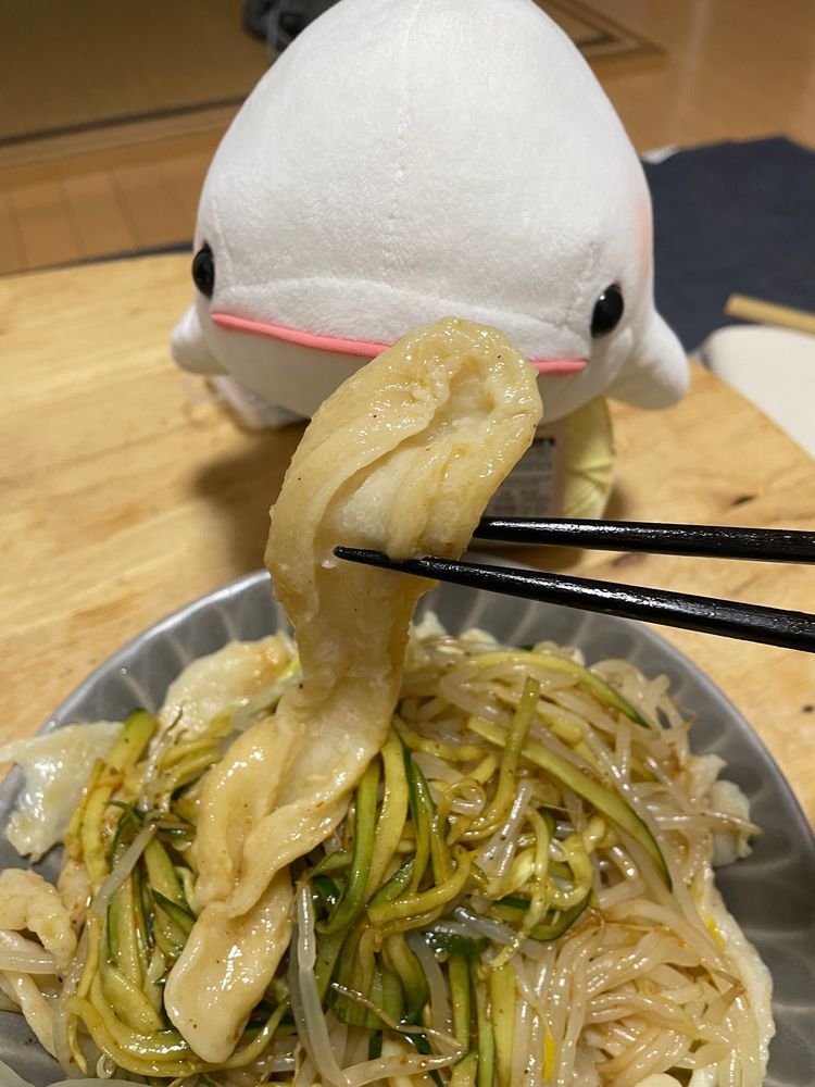 水伸ばし牛タン麺ってやつをゆのが作ってたよ
べるさん牛タンたべれると思ってたのに、ゆのに嘘つかれたの！！！！！！
麺のかたちが牛タンのかたちしてるから牛タン麺なんだってさ
ぬか喜びさせられたの！！！
お肉も入ってないしひどいの！！！