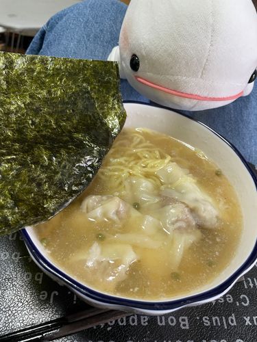 ゆのが二日くらいなんかを一生懸命ちくちくやってるからご飯の時間忘れられててべるさん何度も催促に行ってとっても疲れたの
これはやっと食べれたやつなの
冷凍庫にしまわれてたワンタンと生麺をラーメンにしてもらったのと、冷凍庫に入って忘れてた豚丼だよ