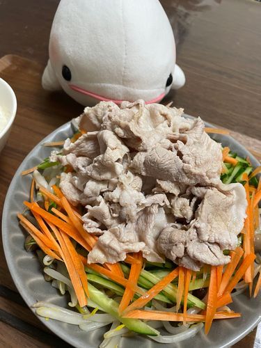 べるさんお肉だけ食べれればいいのにゆのがお野菜たべろってうるさいの！！
お肉だけ持って行ったらゆのがすごーーく怒ってべるさんのお口にお野菜詰めてくるの！！ひどいの！！！