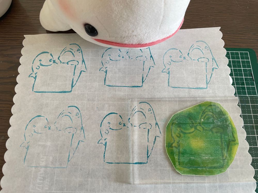 ゆのの挑戦その4 のつづき
ちょっと乾かしたからはんこ押してみたの
ちょっとお日様の加減か洗う時に削れちゃったからなのかかけちゃったとこ、あるけどゆの満足そうなの！
これでべるさんゆののお手伝いさせられなくなるの良かったの！
ゆのがふいたティッシュもかわいい！って騒いでたよ