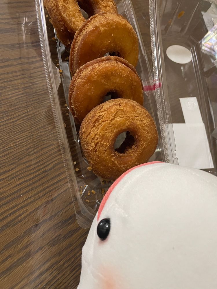 今日はぼんじりがゆのの夜ごはんのときもお風呂のときもずーっと帰宅拒否してて全然おうちに入ってくれないの
ゆのすごーーく困っててさめこおねぇちゃんと作戦たててたの。
だからべるさんね、ゆのに頼まれてぼんじりのおうちでぼんじりのご飯食べるふりしたの
そしたら「べる！！！すいちゃんちに入らないでよ！」って怒って飛んできたよ
べるさんは報酬にドーナツもらったよ！！食後のデザートなの！！！
