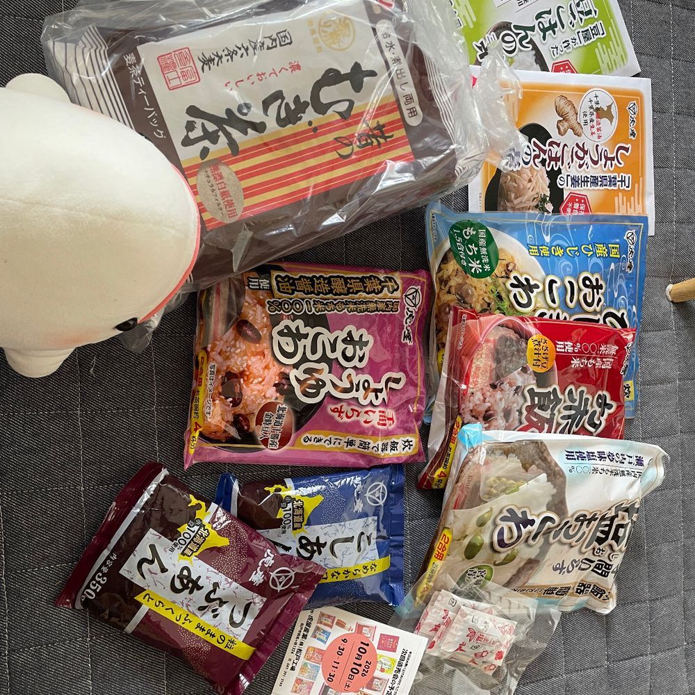 べるさんね、黒羽組の組員さんにお豆やさんであんこがお安く売ってる日だよって教えてもらって、ゆののお財布から500円もらって行ってきたの！
おねぇさんにあんこ背負わせてもらって帰ってきたら、ゆのに「このヒモどうしたの？え、おねぇさんに貸してもらった？もう！べるさんのばか！！」って言われて、ゆのに抱っこされてまたお豆やさんに行ってきたよ
ゆの、色々買っておねぇさんにペコペコしてたよ
今日の夜は買ってきた豆ごはんなんだってさ