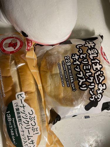 ゆのが寝れなくてウロウロしててぼんじりが起きちゃったから、ゆのとべるさんお散歩行ってきたよ
セブンイレブンでチーバくんのパン売ってたから買ってもらったの!
どっちから食べようかなぁ