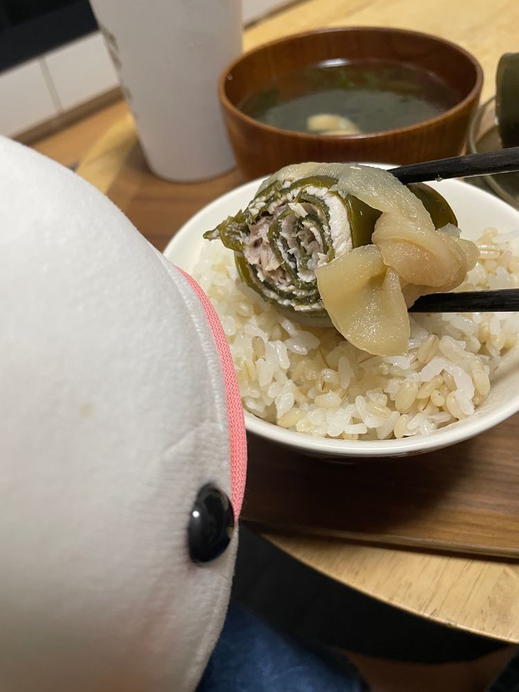 ゆのが豚さんの昆布巻作ってくれたよ
ほんとは昆布いらないけどぉ…
ゆのが一緒に食べると美味しいよって言うからかじってみたの
なんだかこれ、クルクルされてるからべるさんおめめ回っちゃうかもしれないの！！
縛ってるひもはいらないよ！ってお話したのに、今日のは切り干し大根だからおいしいよってお口に突っ込まれたよ！！
だからいらないの！！！！！