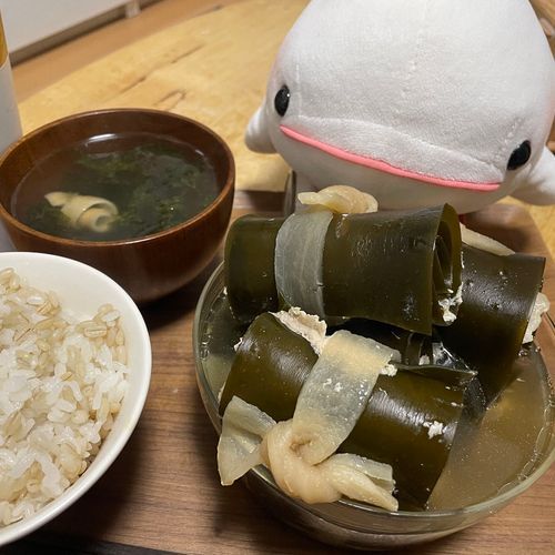 ゆのが豚さんの昆布巻作ってくれたよ
ほんとは昆布いらないけどぉ…
ゆのが一緒に食べると美味しいよって言うからかじってみたの
なんだかこれ、クルクルされてるからべるさんおめめ回っちゃうかもしれないの!!
縛ってるひもはいらないよ!ってお話したのに、今日のは切り干し大根だからおいしいよってお口に突っ込まれたよ!!
だからいらないの!!!!!
