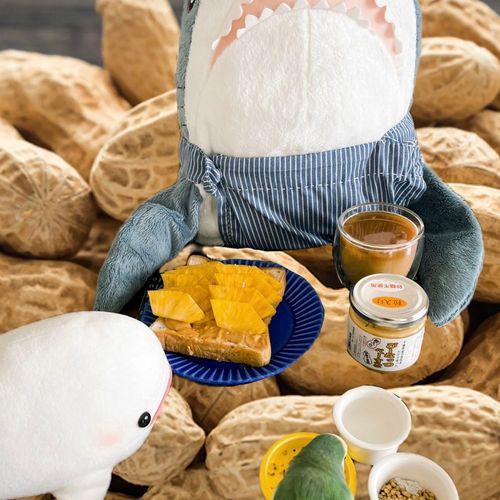 べるさんピーナッツバター食べたくてゆのにお願いしたんだけど、べるさんち、甘くない練りピーナッツしか無かったの!!!
練りゴマみたいにピーナッツすり潰してちょっと硬いやつなの!!
ゆのがうーんって悩んでバナナの方が本当はいいんだけどっていってパイナップルとはちみつ乗せてくれたよ!
おいしかったの!!