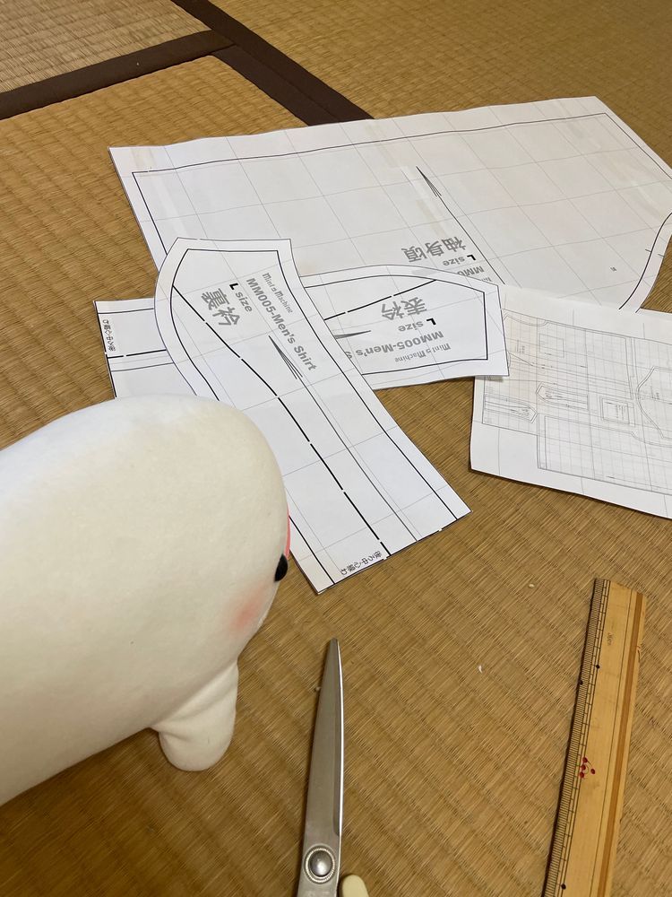 ゆのの挑戦、タグ作っちゃった
なんかねぇ、べるさんくらいの紙をのりとセロハンテープでぺたぺたとめて大きな紙を作ってたよ
ぼんじりがシュレッダーのお仕事する！！！って頑張ってるけど、ゆのにお部屋から閉め出されてたよ
これ何になるんだろう
べるさんのかなぁ？