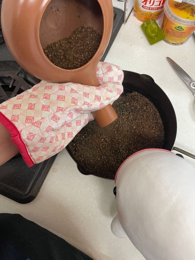 べるさん昨日はひどいめにあったの！！
今日はゆのがオルゾラテ作るって言うから横で見てたよ
ゆのに「火を使ってる時はもう10cm離れる！」って何回も言われたけど、べるさん近くで見たかったんだもん！！！
本当は専用の粉買えたらいいんだけどないから、麦茶からつくるよ！
煎られて煮て、コーヒーフィルターでこされて、つめたくして牛乳いれて完成なの！！！
べるさんも飲めるコーヒーなの！
おいしいの！！！