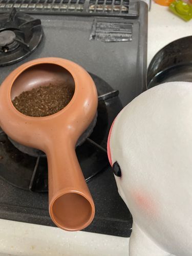 べるさん昨日はひどいめにあったの!!
今日はゆのがオルゾラテ作るって言うから横で見てたよ
ゆのに「火を使ってる時はもう10cm離れる!」って何回も言われたけど、べるさん近くで見たかったんだもん!!!
本当は専用の粉買えたらいいんだけどないから、麦茶からつくるよ!
煎られて煮て、コーヒーフィルターでこされて、つめたくして牛乳いれて完成なの!!!
べるさんも飲めるコーヒーなの!
おいしいの!!!