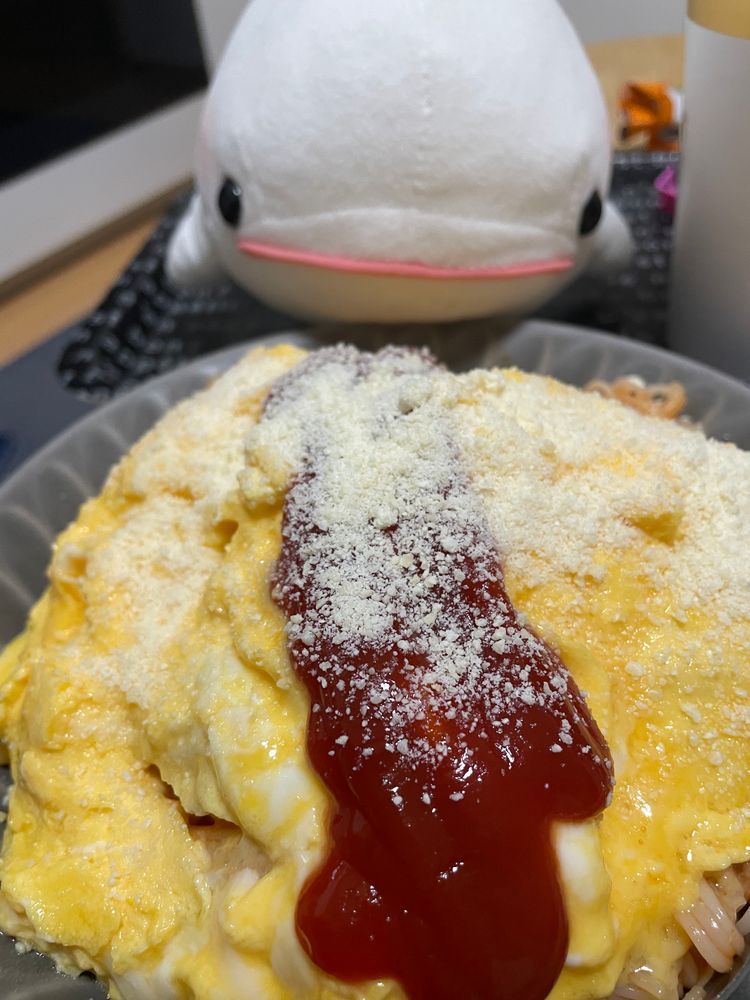 ゆのがお料理してたから覗きに行ったらぼんじりがおいしそうに何か食べてたの
何食べてるのってぼんじりに聞いたら、「ぴーまん！！べるもたべる？おいしいよ？」っていうの
べるさんお野菜やだからお断りしたの。
夜ご飯はオムライスだったの！！！
ぴーまんの細かいのご飯に混じってたからぼんじり用に取っておいたらゆのが怒ってたよ