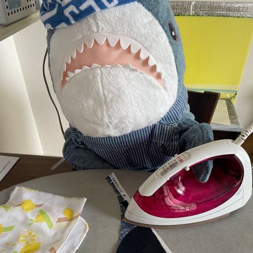ゆのの挑戦なの
さめこおねぇちゃんがため息つきながらゆののお手伝いしてるよ
アイロンかけるのさめこおねぇちゃんのほうが上手いから頼んだってゆの言っててさめこおねぇちゃんがためいきついてるの
布全部切ったんだって
あと縫うだけなんだって
ということはこれはべるさんのやつ!!