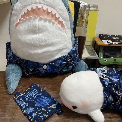 さめこおねぇちゃんがアロハシャツ着ててずるい!!!!って騒いでたらうるさいって怒られてべるさんいじけてたの!
ゆのが今日「べるさんはムームーだよねー」って言って着せてくれたの!!
ぼんじりもいじけてたから、ぼんじりのおふとんもゆの作ってたらしくてぼんじり喜んでたよ