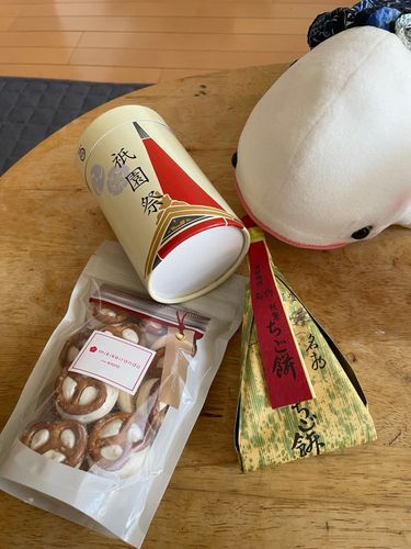 とーちゃんとおかーさまがお土産くれたの!!
全部べるさんのおかし!!!
八つ橋に絵が書いてあってかわいいの!
柔らかいおもち美味しかったの!!
八つ橋の半分とプレッツェルがのったおかしはゆのに「また明日ね!」って取り上げられたの!
べるさん全部食べるつもりだったのに!!!