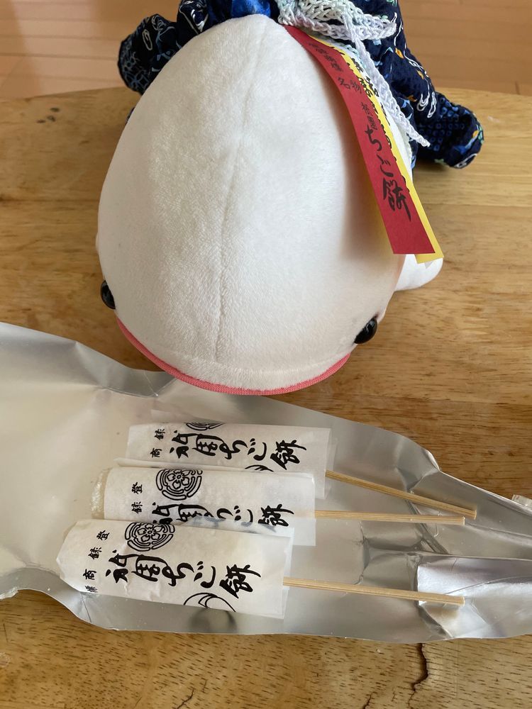 とーちゃんとおかーさまがお土産くれたの！！
全部べるさんのおかし！！！
八つ橋に絵が書いてあってかわいいの！
柔らかいおもち美味しかったの！！
八つ橋の半分とプレッツェルがのったおかしはゆのに「また明日ね！」って取り上げられたの！
べるさん全部食べるつもりだったのに！！！