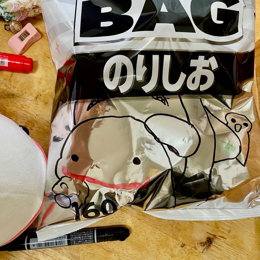 ゆののお買い物について行って買ってもらったのー！
だから流行りにのってべるさんたち書いてもらったよ！
でもね、ゆのが「タイトルは勝手に食べるべるさんと怒るさめこと言いつけたぼんじり」っていうの！
べるさん勝手に食べないもん！！！！って言ったらゆのに「そんな嘘つかないの」って怒られたの！べるさん嘘ついてないもん！！！！
