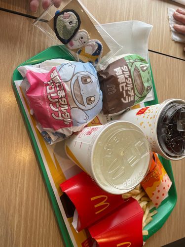 おかーさまがマックに連れて行ってくれるって言うからべるさんわくわくして準備してたら何故かさめこおねぇちゃんもぼんじりもついてきちゃったよ
べるさんハッピーセット買ってもらいたかったのにさめこおねぇちゃんにダメって言われるし、バーガー1個しか買って貰えなかったししょんぼりなの!
それに帰りにべるさんたちね、ゆのに落っことされて近くにいたお兄さんに拾ってもらってゆののこと呼んでもらったりしたの!!!
べるさんおうちに着いた時にゆのことかんでやったの!
ゆるせないの!!