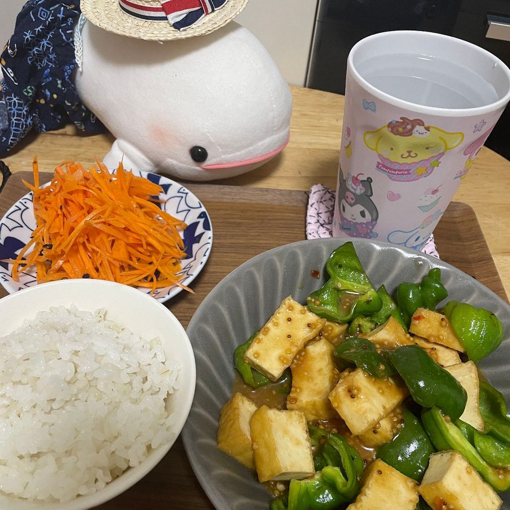 べるさん今日ねぇ、ゆのの病院ついていってあげたから、ヴぇろーちぇってとこでソフトクリームの乗ったプリン食べさせてもらったの！！
べるさんちゃんとレジのおねぇさんにこれくださいって言ったのにゆのったら「いきなり出てきておっきい声で話すの恥ずかしいからやめて」っていうの！
べるさん元気なだけだもん！！
でね、夜ご飯がお野菜ばっかだったの！
ゆのが「おやつにカロリー高いの食べちゃったからお野菜たくさん食べなきゃだめだよ」って意地悪いうから、べるさん近くのスーパーにおにくかいにいくの！！
べるさんお腹減って倒れちゃうと思うの！！！