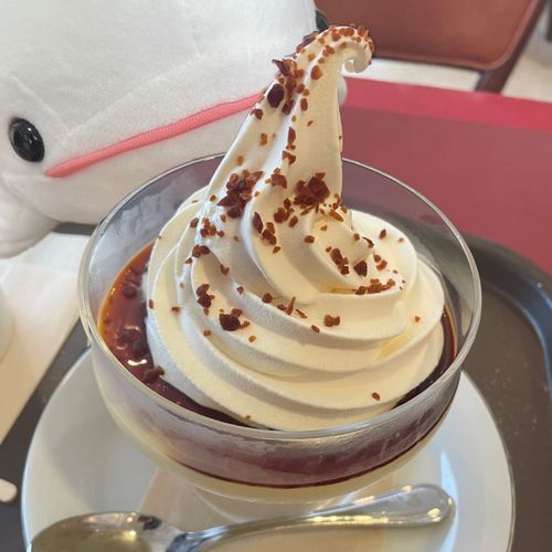 べるさん今日ねぇ、ゆのの病院ついていってあげたから、ヴぇろーちぇってとこでソフトクリームの乗ったプリン食べさせてもらったの!!
べるさんちゃんとレジのおねぇさんにこれくださいって言ったのにゆのったら「いきなり出てきておっきい声で話すの恥ずかしいからやめて」っていうの!
べるさん元気なだけだもん!!
でね、夜ご飯がお野菜ばっかだったの!
ゆのが「おやつにカロリー高いの食べちゃったからお野菜たくさん食べなきゃだめだよ」って意地悪いうから、べるさん近くのスーパーにおにくかいにいくの!!
べるさんお腹減って倒れちゃうと思うの!!!