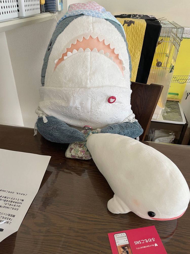 べるさんちにもふわもこSNS7周年で応募したバッチ届いてたよ！
ゆのがポスト見に行くの怖がるから遅くなっちゃった…
2個だからべるさんが付ければいいよね！って言ったらさめこおねぇちゃんに「おうちのふわもこ全員で誰がつけるか相談してから決めようね」っていうの。
べるさんは絶対だと思うんだけど！！！
そしたらゆのが「かばんにつけたいんだけど…」って言い出してさめこおねぇちゃんに勢いよく「却下！！！」って言われてたよ
ぼんじりは「あ！これぼんじりのお仕事だよね！お仕事するねー」ってパリパリってシュレッダーのお仕事しだしてさめこおねぇちゃんに怒られてたよ