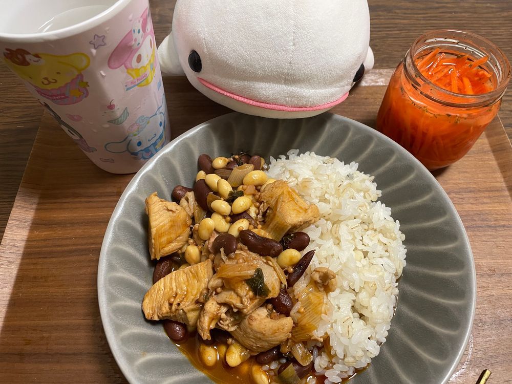 べるさん今日忙しかったの！
朝メルカリの詰めた後に、別のところに出てた分身べるさんたちの仲間のシロハラさんが買われて行ったの。シロハラさんのクッション作って旅立たせたの！
その後またTシャツが売れてべるさん今日セブン3回行ったの！！店員さんに「あれ？べるちゃん今度はどうしたの？」って聞かれちゃったの
おりこうねぇってアメもらったの！ゆのに内緒で食べたの！！
で、夜ごはんはなんか分からないけどお豆たくさんだったの！！人参も食べろってゆのに言われたし…
べるさんが内緒でアメ食べたのバレたのかな
でね、夜にメルカリとかで貯めたべるさんのおやつ代でスモモ届いたの！！！
甘くて美味しいの！！
でもさめこおねぇちゃんが「ちがうよー。今日送ったののお金は今日来ないんだよ」っていうの。合ってるとべるさん思うんだけどなぁ
