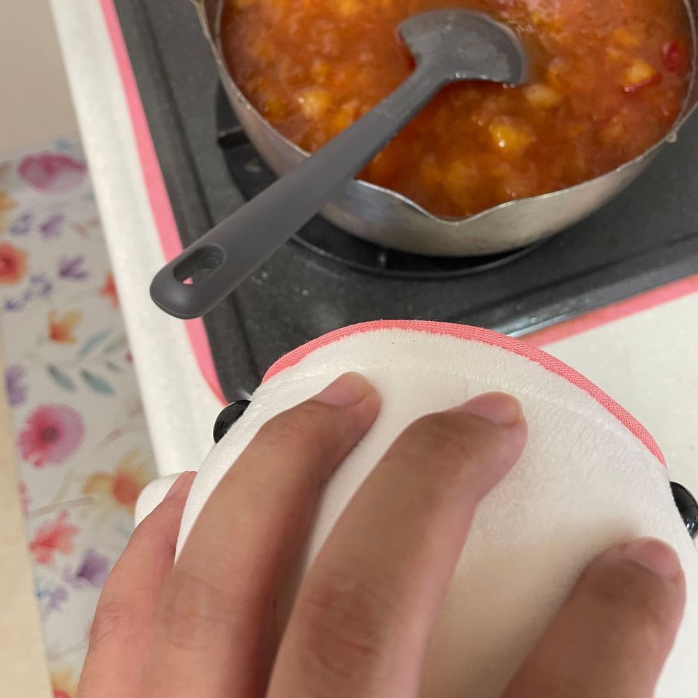 ゆのがべるさんのすもも沢山あるからってジャム作ってたの
そろそろできたかなぁと思って味見しに行ったらゆのにむぎゅっって掴まれて「火傷するからちかづかない！！」って怒られたの
べるさん悪くないのに
冷めたら食べていいって言われたから、べるさんすももの箱に入ってたあみで新しいお洋服にする為に寝っ転がって考えておくの！！！