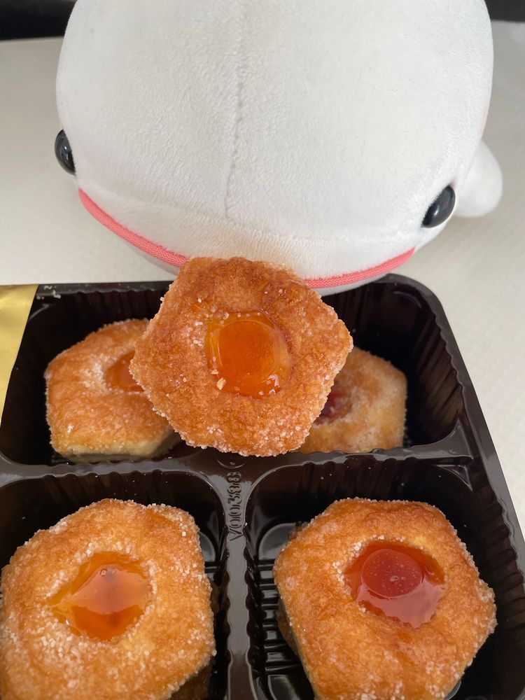 べるさんねぇ、ぴーしゃんが美味しいって言ってたびしぇんちっていうののアプリコットをゆのに買ってもらったの！！
べるさんこれすき
チョコパイのジャム入り上位互換なの！！！
気がついたら全部なくなってたの！
おかしいの！！
うーん、べるさん全部食べた記憶無いんだけど…はっ！ゆのに食べられたかなぁ