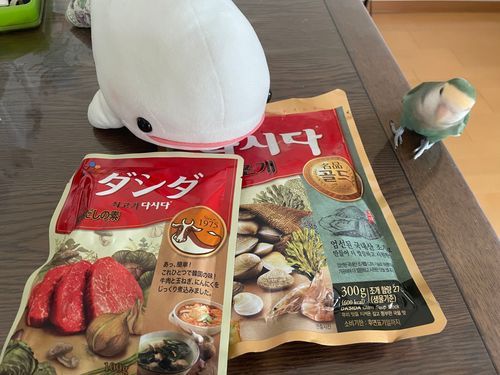 べるさんね、ゆのにAmazonでお買い物頼まれてダシダの牛とアサリ買ったの。
届いたら袋の大きさ違うの…
べるさん同じ大きさの袋頼んだはずなんだけど…
おかしいの…
悩んでたらぼんじりが心配してやってきたんだけどぼんじりじゃ役に立たないとべるさん思うの
