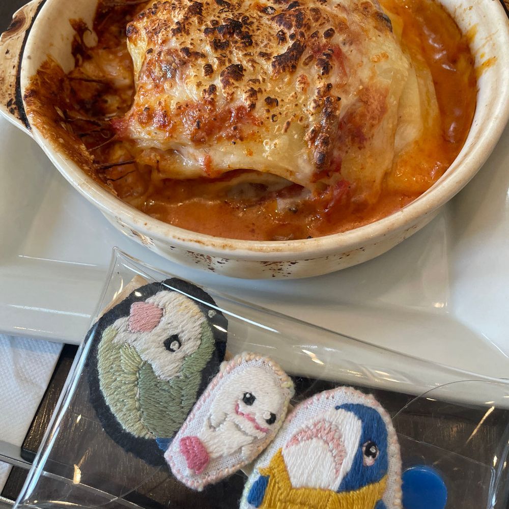 今日はねぇ、ゆのがおかーさまとお出かけするって言うからべるさんたちついて行ったの！！
お昼にね、べるさんが2日かけて調べたカフェでランチしたの！！！
お肉乗ってるごはんもラザニアも美味しかったんだけど、かわいい飲み物とね、とろとろのプリンとモンブランシフォンケーキもどれも美味しくてべるさんお皿まで丁寧にぺろぺろしたかったんだけど分身だと動けないしちゃんとべるさん行きたくて泣きたくなっちゃったの…
次はちゃんとべるさん連れていってもらうの！！！
おかーさまが2メートルは離れてねって言ってたけど気にしないの！！！！