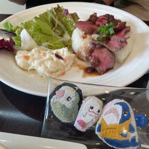 今日はねぇ、ゆのがおかーさまとお出かけするって言うからべるさんたちついて行ったの！！
お昼にね、べるさんが2日かけて調べたカフェでランチしたの！！！
お肉乗ってるごはんもラザニアも美味しかったんだけど、かわいい飲み物とね、とろとろのプリンとモンブランシフォンケーキもどれも美味しくてべるさんお皿まで丁寧にぺろぺろしたかったんだけど分身だと動けないしちゃんとべるさん行きたくて泣きたくなっちゃったの…
次はちゃんとべるさん連れていってもらうの！！！
おかーさまが2メートルは離れてねって言ってたけど気にしないの！！！！