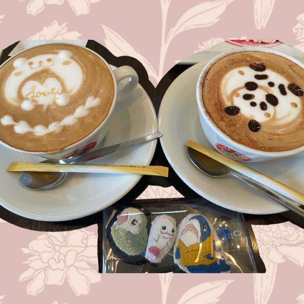 今日はねぇ、ゆのがおかーさまとお出かけするって言うからべるさんたちついて行ったの！！
お昼にね、べるさんが2日かけて調べたカフェでランチしたの！！！
お肉乗ってるごはんもラザニアも美味しかったんだけど、かわいい飲み物とね、とろとろのプリンとモンブランシフォンケーキもどれも美味しくてべるさんお皿まで丁寧にぺろぺろしたかったんだけど分身だと動けないしちゃんとべるさん行きたくて泣きたくなっちゃったの…
次はちゃんとべるさん連れていってもらうの！！！
おかーさまが2メートルは離れてねって言ってたけど気にしないの！！！！