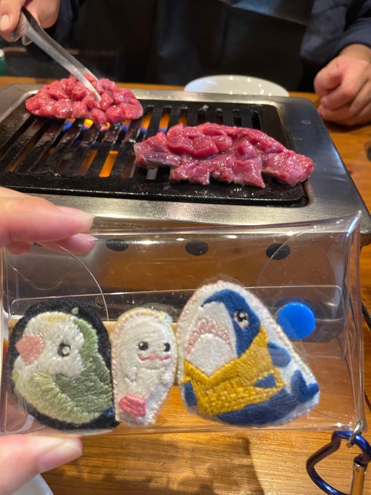 べるさんね、今日ね、お肉！食べれるっていうから付いていったの！！！
途中でね、変な自動販売機見つけたの。
CMを見るとお水が1本貰えるの。べるさんちの近くにもほしいの。お散歩してる時にとってもいいと思うの！！！
でね、そのあとお肉いったの！
お肉美味しかったの！今日はお野菜お口にむりやり突っ込まれなくてお肉だけ食べれて幸せだったの！！！
