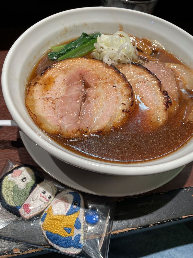 べるさんまたお出かけ連れてきてもらったの
3日連続でお出かけってゆの、どうしちゃったんだろ…
べるさんちょっと怖くなってきたよ
カウンターで待ってたらラーメンか運ばれてきたよ！！
べるさんね、チャーシュー1枚丸ごともらえたんだ！！4枚あるから1人1枚ねって！幸せだったの！！！