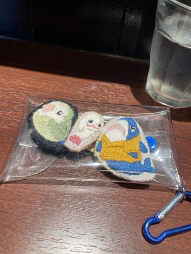 べるさんまたお出かけ連れてきてもらったの
3日連続でお出かけってゆの、どうしちゃったんだろ…
べるさんちょっと怖くなってきたよ
カウンターで待ってたらラーメンか運ばれてきたよ!!
べるさんね、チャーシュー1枚丸ごともらえたんだ!!4枚あるから1人1枚ねって!幸せだったの!!!