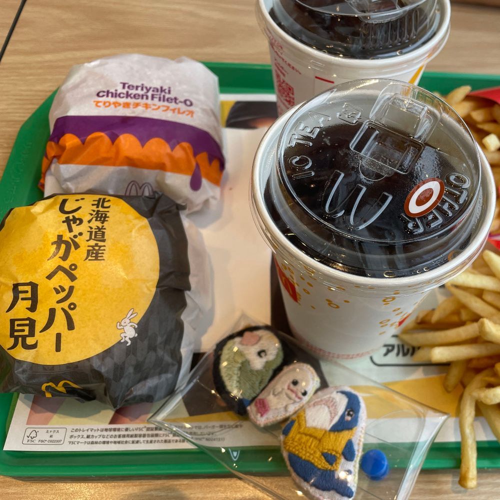 あれ？今日もおでかけ？？？ 
おかーさまと一緒？
おかーさま、べるさんね、べるさん月見バーガーがいいです！！！
ゆのポテト1本でいいって言ってたの！！
