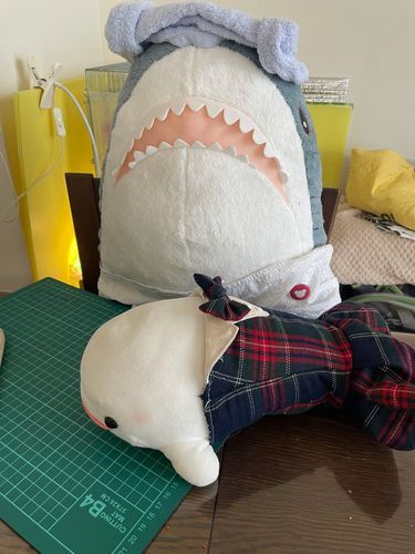 べるさんね、起きたらお洋服できてたの!!!さめこおねぇちゃんにチューしてありがと!ってしたの!!
この服ね、おかーさまのベストになる布のあまりなの!
おかーさまにもチューしてあげなきゃ!!
ゆのはねぇ、大きさ合わせる時にべるさんのことひっくり返したりしたからありがとしないの!作ってたのさめこおねぇちゃんだし!!!